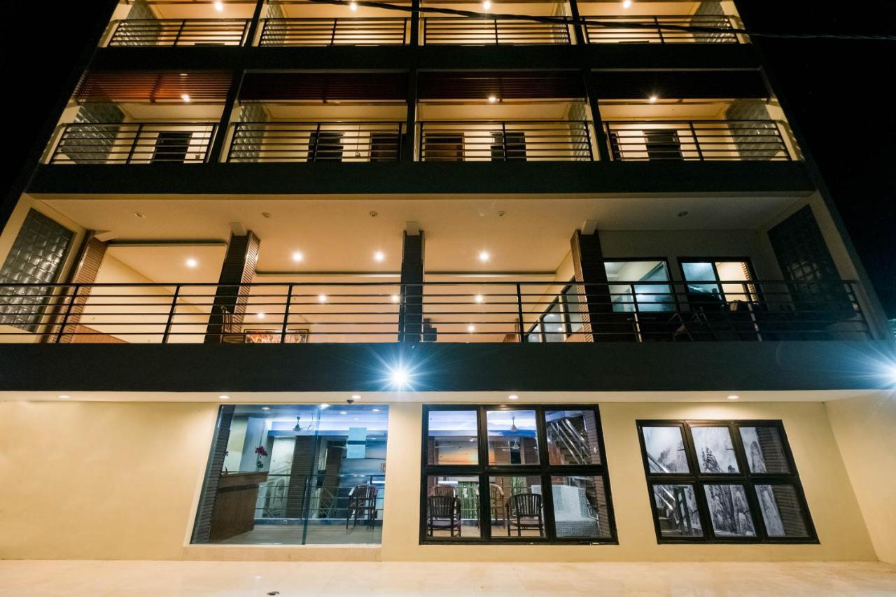 Caroline Hostel Canggu Exterior foto